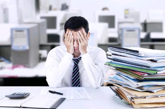 想动手打他，忍他很久了，就没见过这么欠打的人。

昨天上班时，不知道是吃什么吃坏