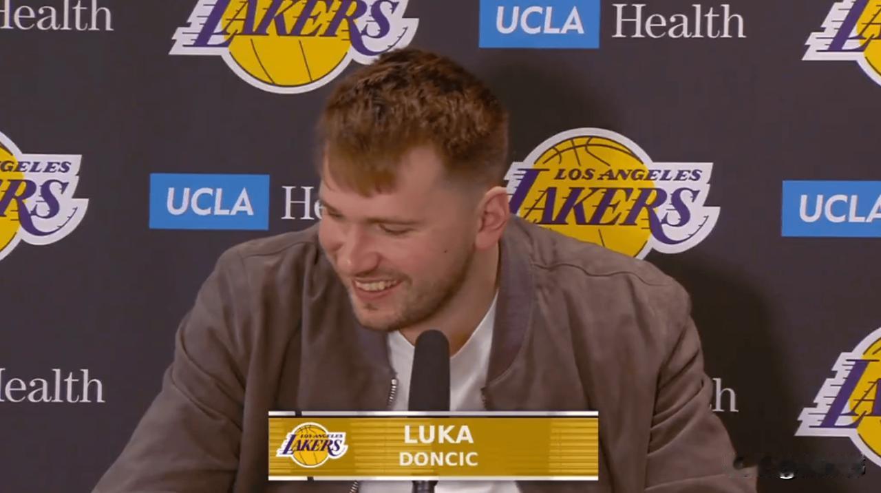 幽默！东契奇谈詹姆斯的年龄：

“我在想，等我41岁的时候。”

“会是什么样子