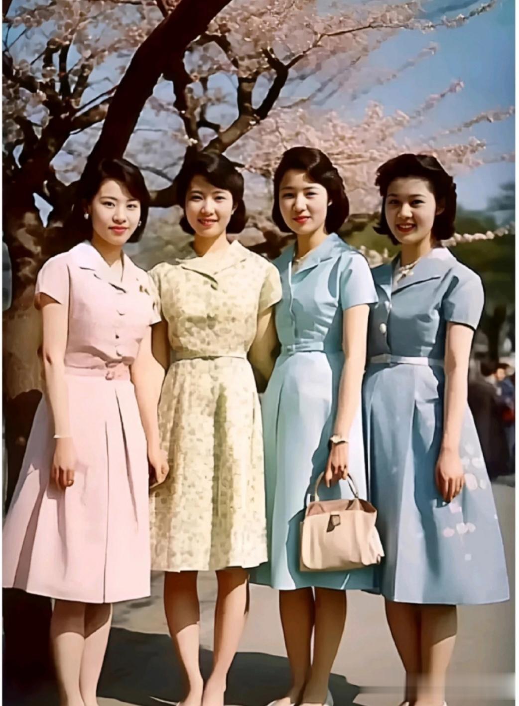 1956年，四名被派往美国军营服务的日本女人，她们穿着时尚，身体苗条，算的上是真