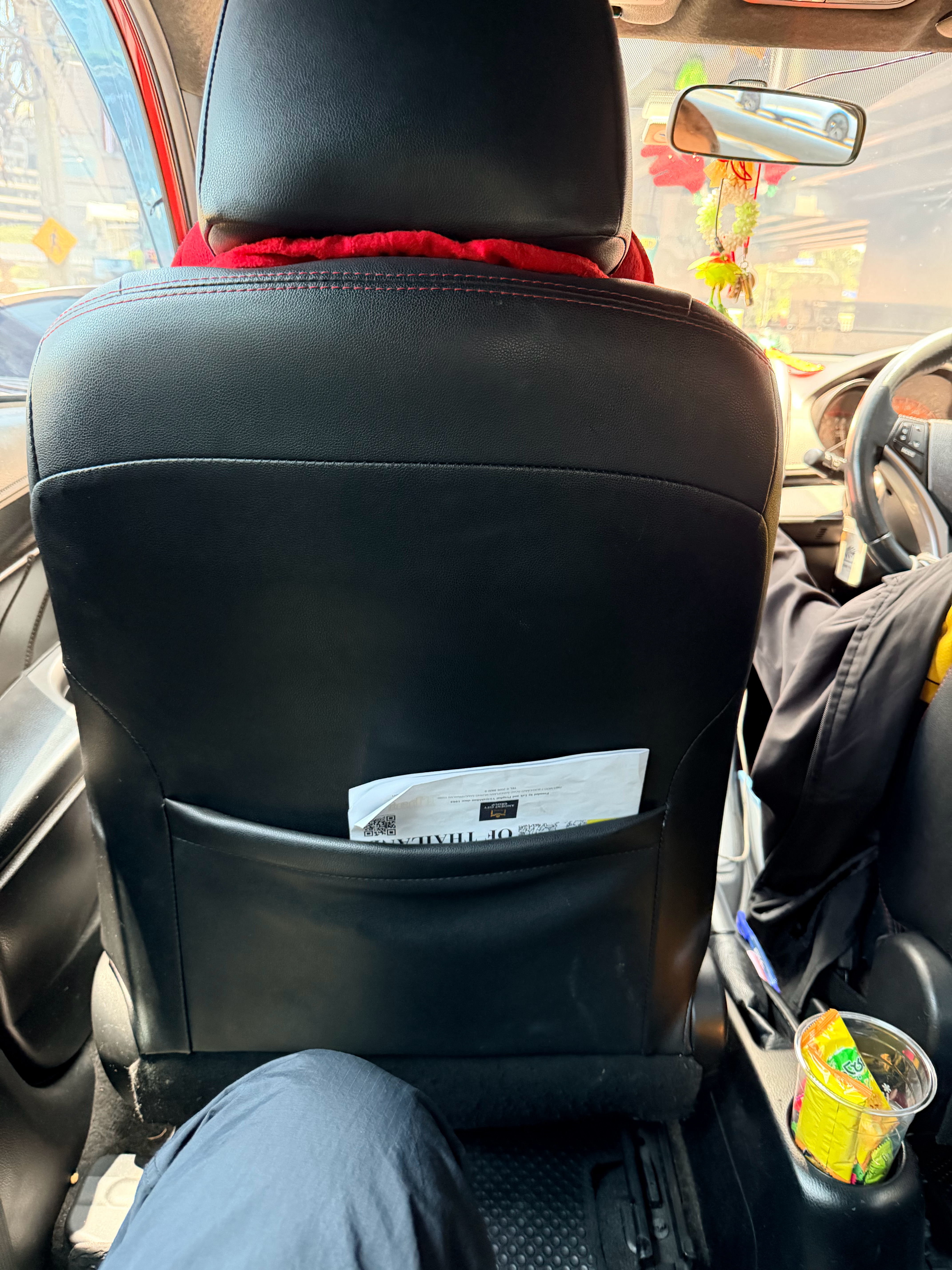 泰国打车有一个好的地方就是你打最便宜的那种车都没有臭车而且泰国很热所以车里空调都