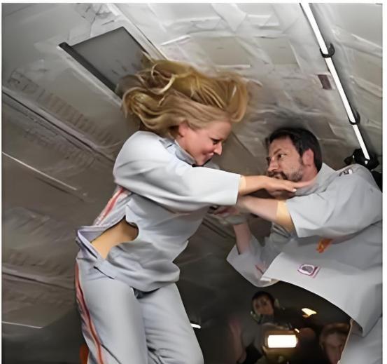 1992年，首对美国夫妻宇航员上天，在完成8天的太空之旅后，记者们急冲冲的抛出问