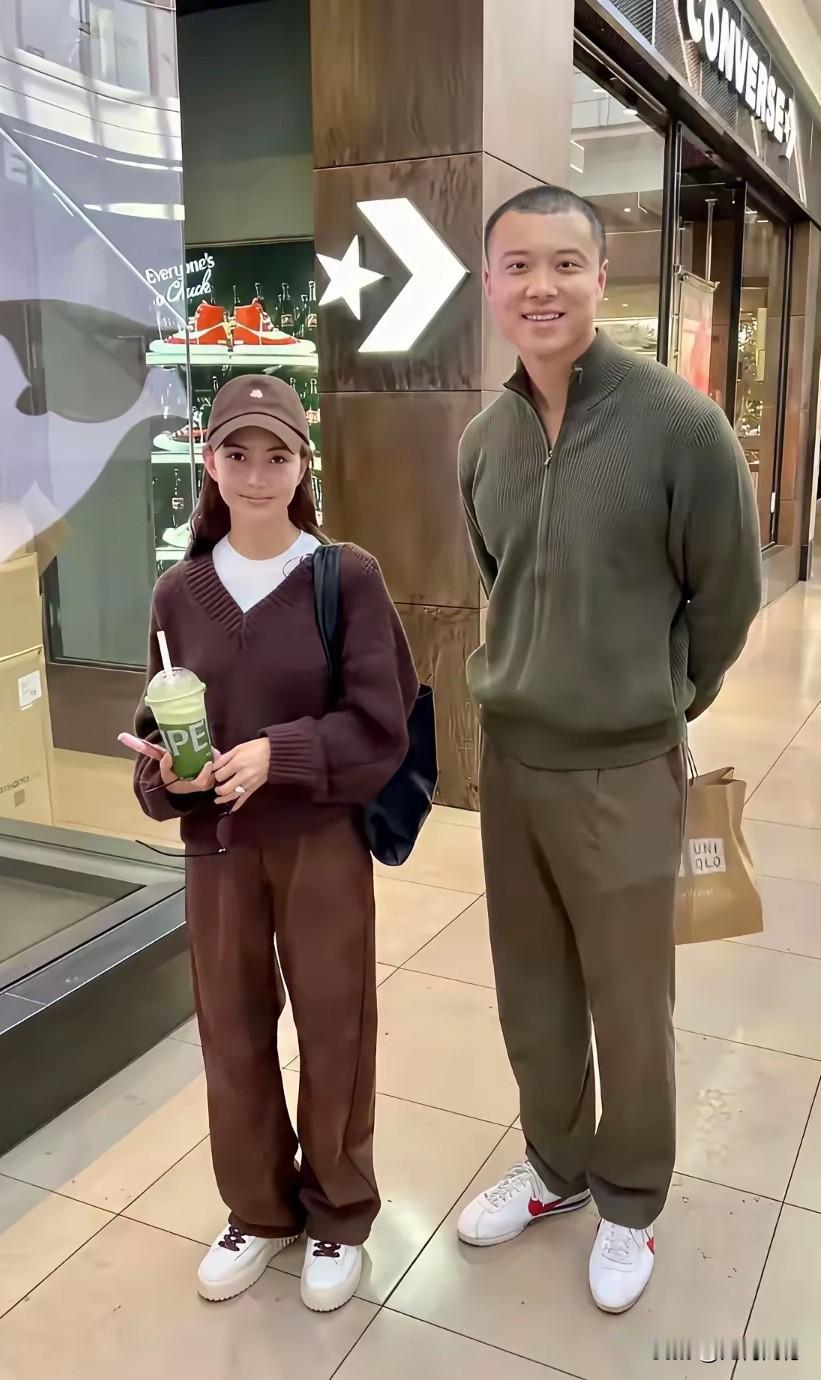 这个小伙长得非常帅气，尽管他穿着打扮非常的随意，但是展现出来的精神气质，是非常棒