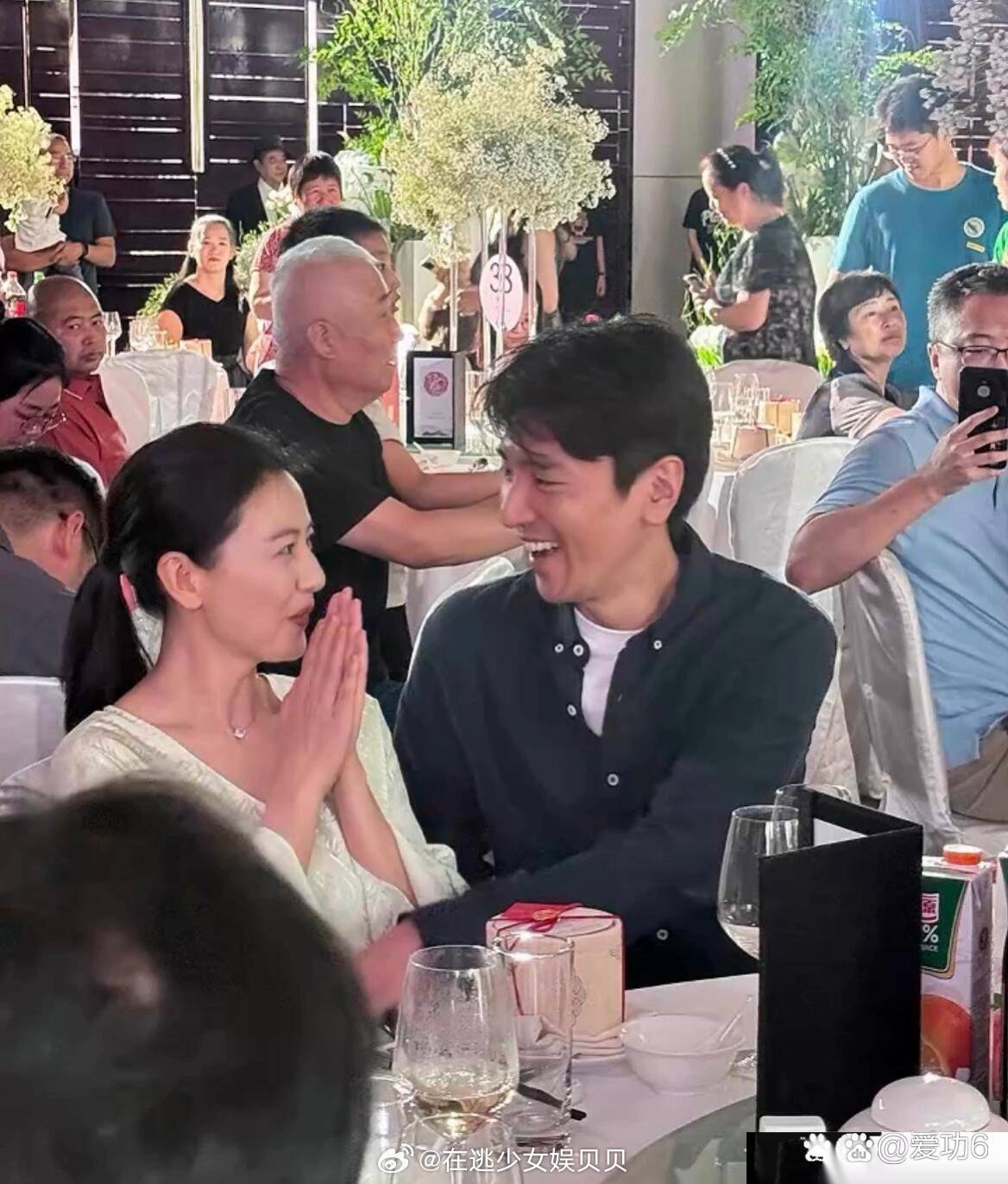 高圆圆和赵又廷在朋友婚礼上秀恩爱，全程甜蜜撒狗粮，真让人羡慕 