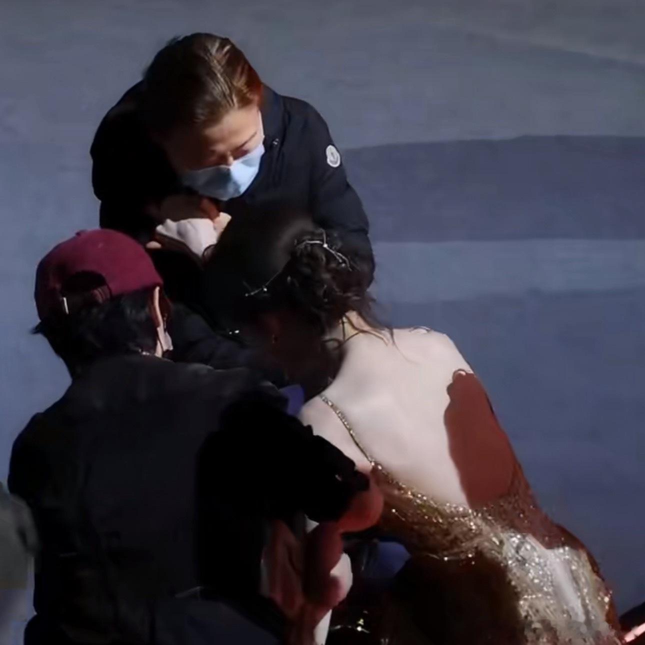 内娱女明星最让人担心不是礼服，是那些恨天高啊，礼服只是冷，但恨天高是真摔啊！幸好