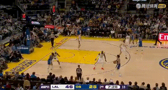 科尔怒了——裁判：詹姆斯连推2人你没看见？
先是发力报复怒推桑托斯，人家胳膊是正