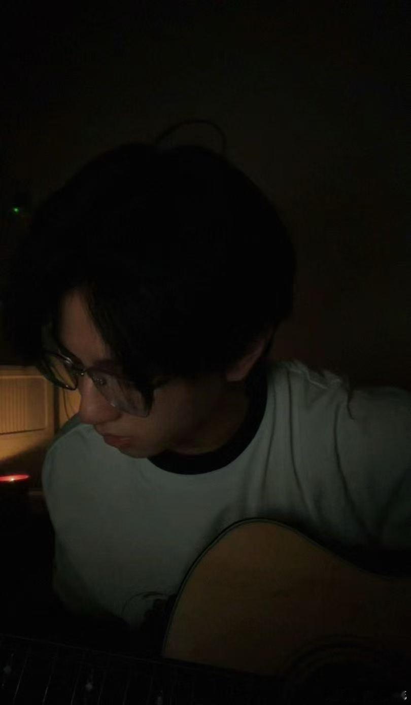 穆祉丞突然练了一下吉他八月第一天，穆祉丞泡泡营业，跟粉丝分享晚上突然练了一下吉他