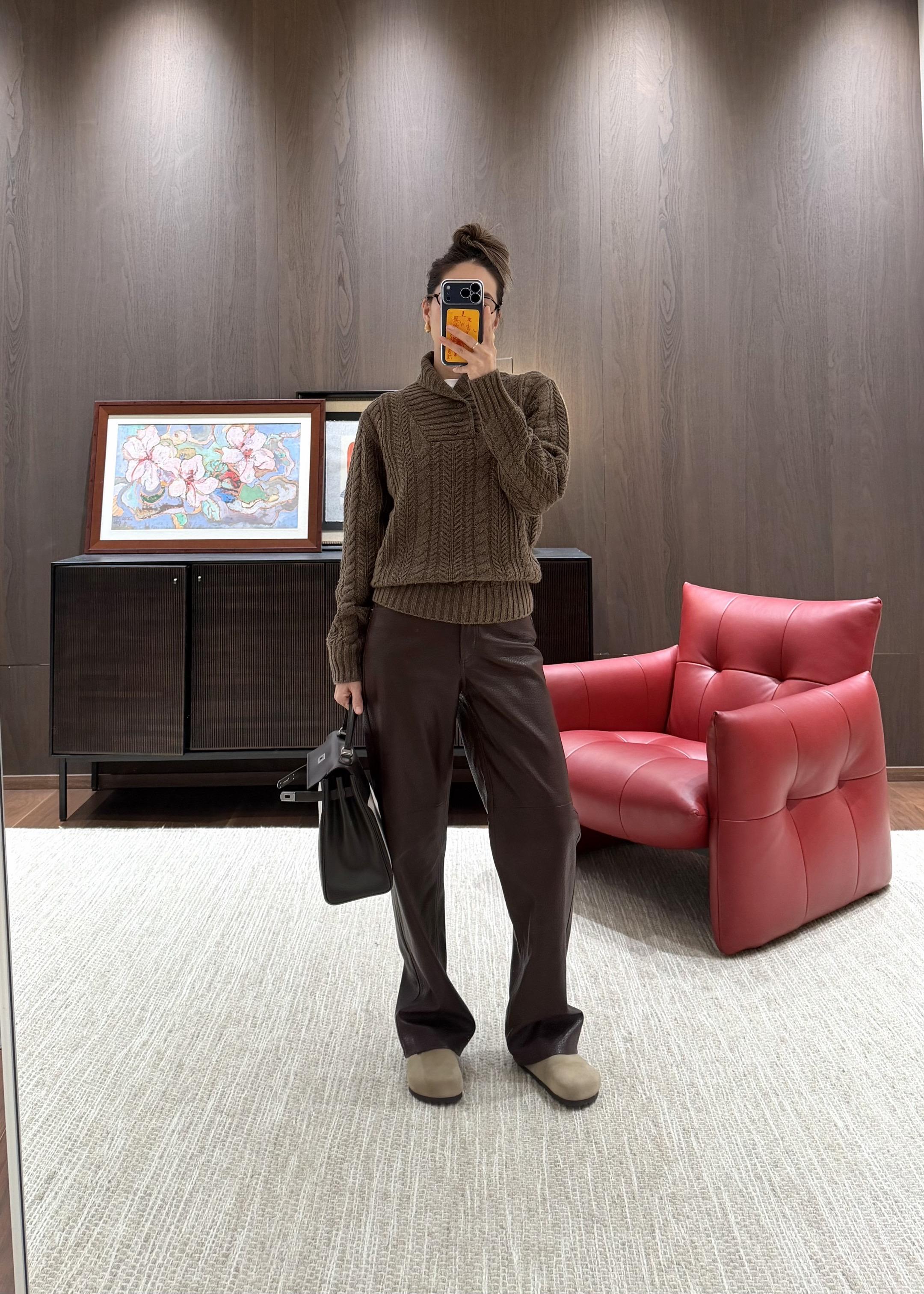 风已经有了冬天的味道。这一年又接近了尾声，我们好久没见了