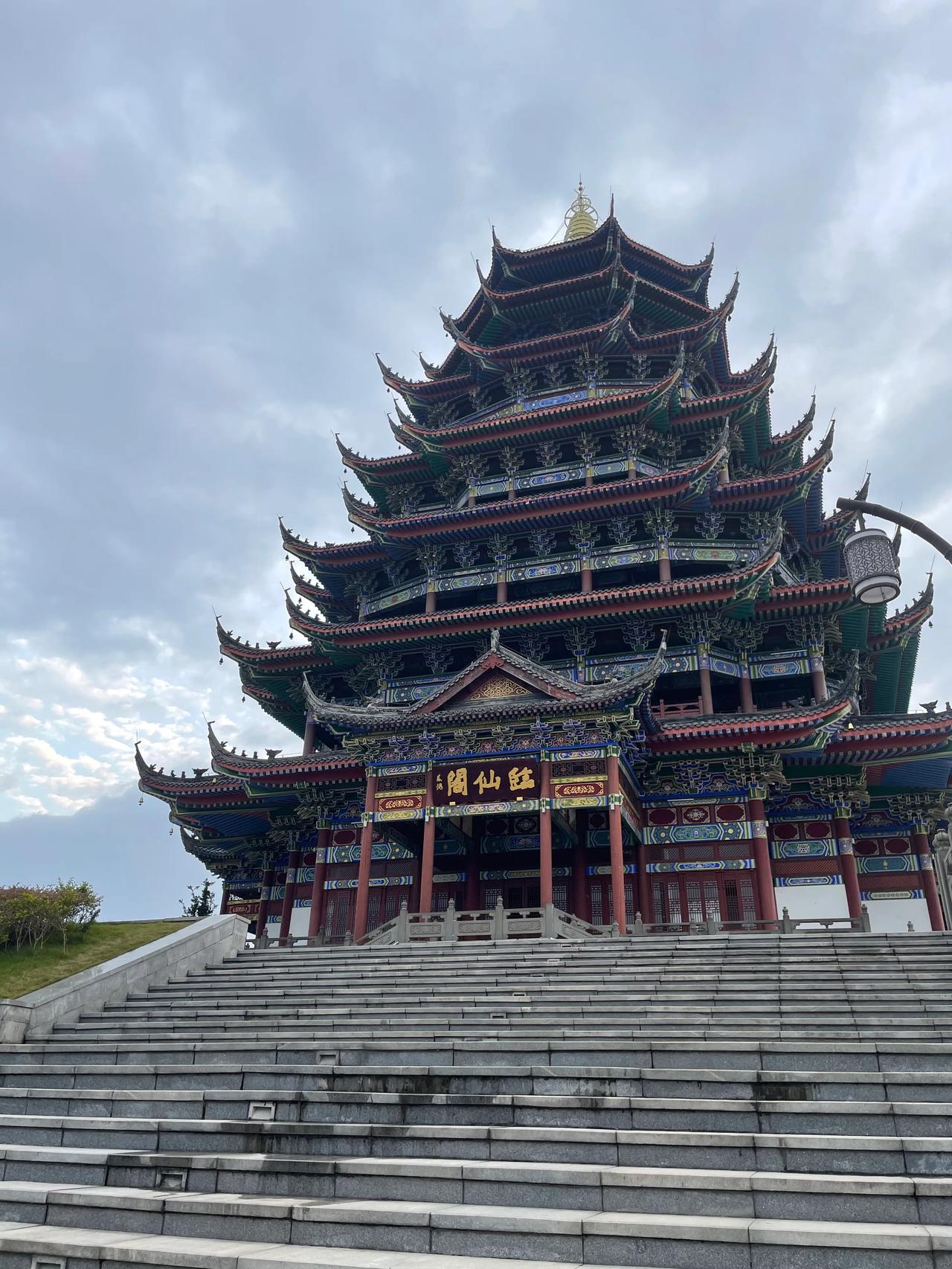 游临仙阁
         ——南木子
涪江河畔临仙阁，
翘檐耸立正危坐。
登楼
