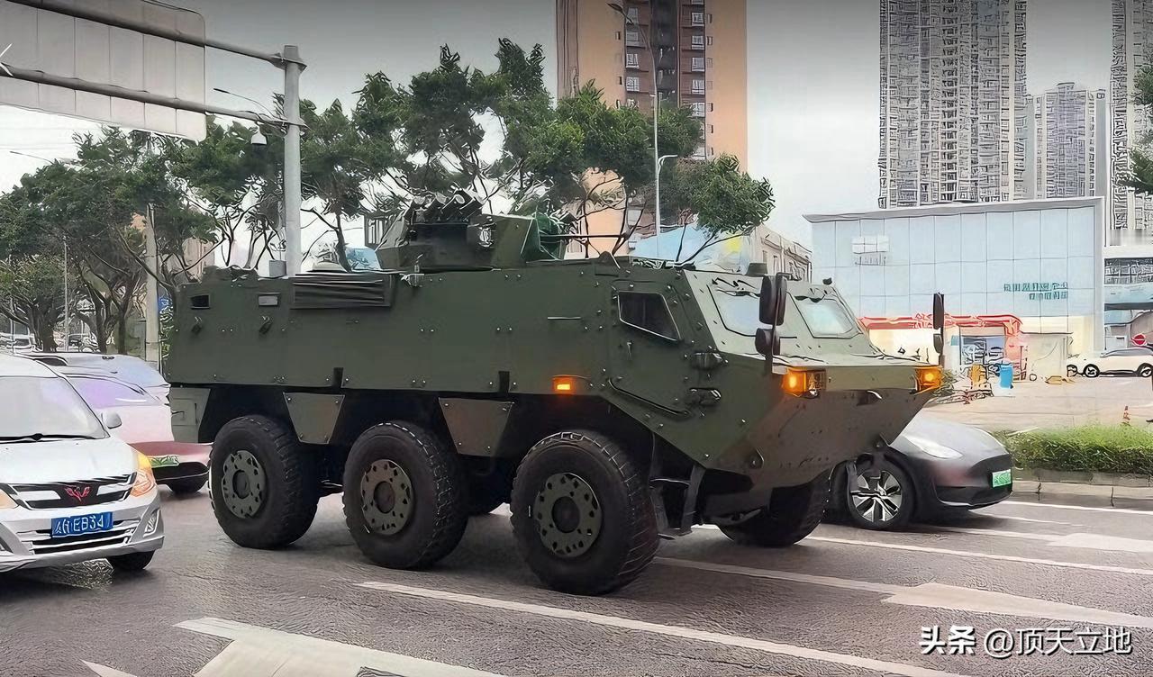 国产兵器——新型6×6装甲车
看样子应该是重庆256厂的WZ551（92式）的升