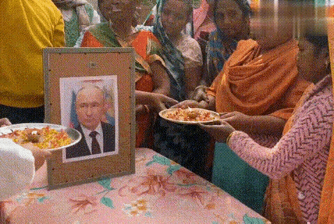 普京访印，印度教圣城瓦拉纳西举行了一场特殊的祈福仪式。他们将普京的大幅照片供奉于