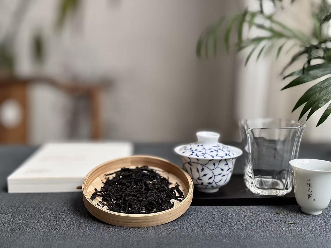 新手喝茶，喝什么不苦不失眠？

新手喝茶，推荐白茶中的寿眉或者红茶。
寿眉清醇，