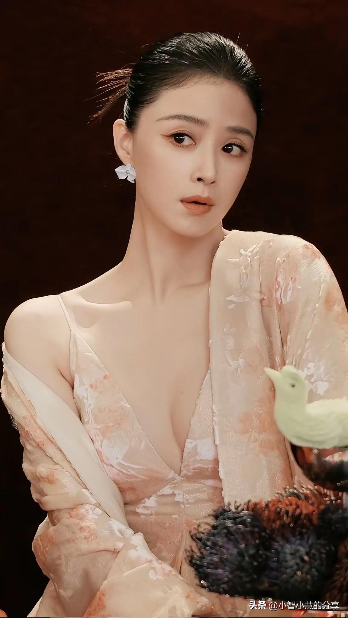 电视剧里看到的蒋欣比较一般，没想到本人是这么性感，皮肤白皙，这样穿很温柔，好优雅