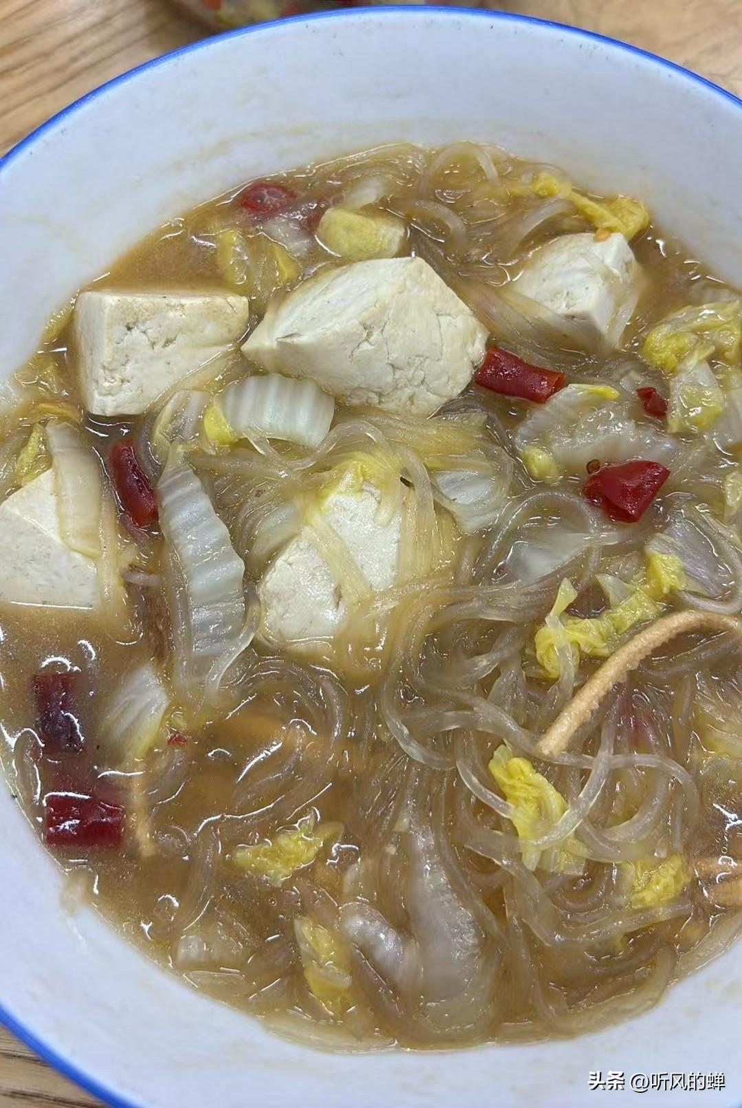 大家看我这白菜粉条炖豆腐属于啥水平？下饭的很，一碗菜仨馍馍顷刻吃完，美地很。