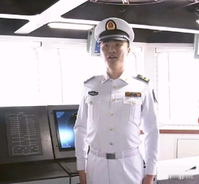 这位95后小伙在山东舰当兵时就参与过检阅任务，眼下又跟着福建舰再次亮相，现在他负