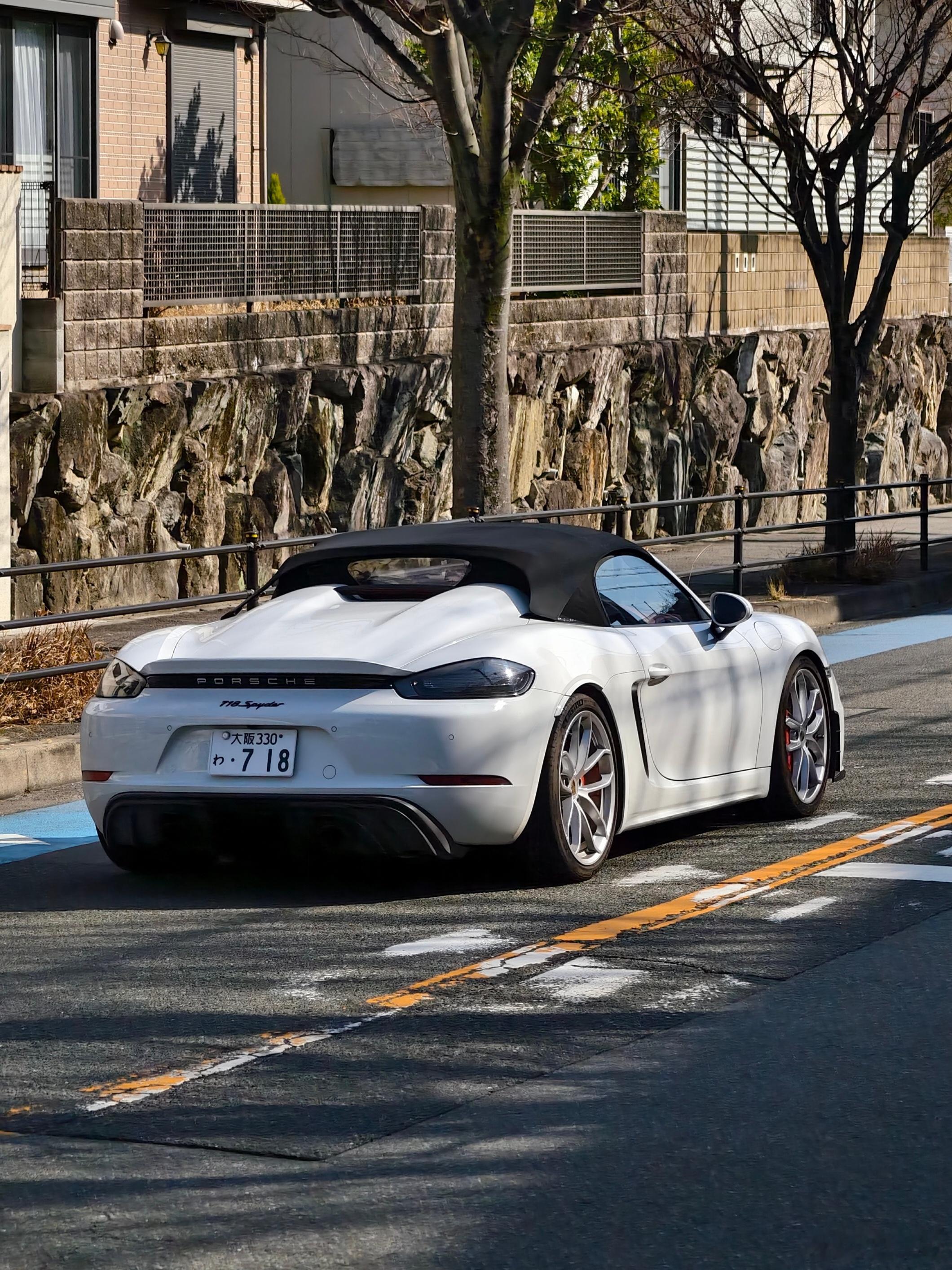 型车街拍正版718 Spyder。保时捷水平对置4.0六缸的声浪太浑厚了。 