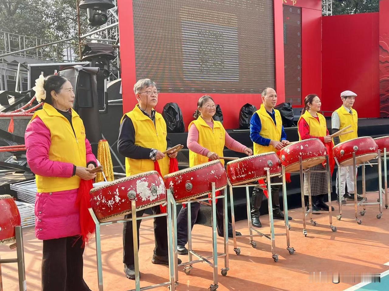 “ 金蛇舞动喜迎新春文艺晚会 ”
今天是个好日子，在冬日里难得的暖阳天下午，四川