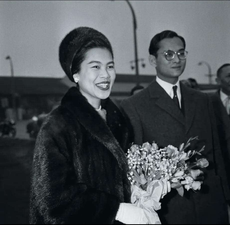 随同普密蓬国王出访的诗丽吉明眸皓齿，雍容华贵。
这位“暹罗美人”的迷人风采， 引