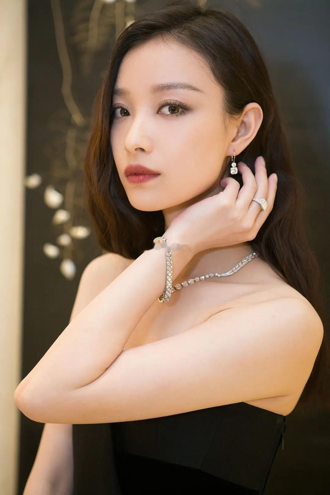 电视剧《瓦猫》女主：倪妮男主：窦骁题材：剧情导演：帕武·多杰(僧侣和枪)编剧：母