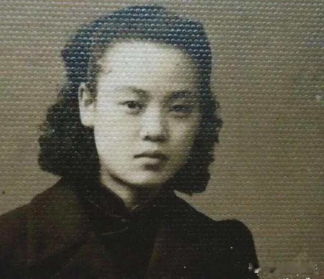 沈月英是林桂生身边的一个丫头，当时杜月笙也是林桂生身边的一个伺候自己的小混混，只