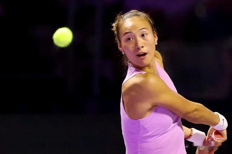 郑钦文12记Ace火力全开，直落两盘击败保利尼晋级半决赛创造历史。
WTA年终总