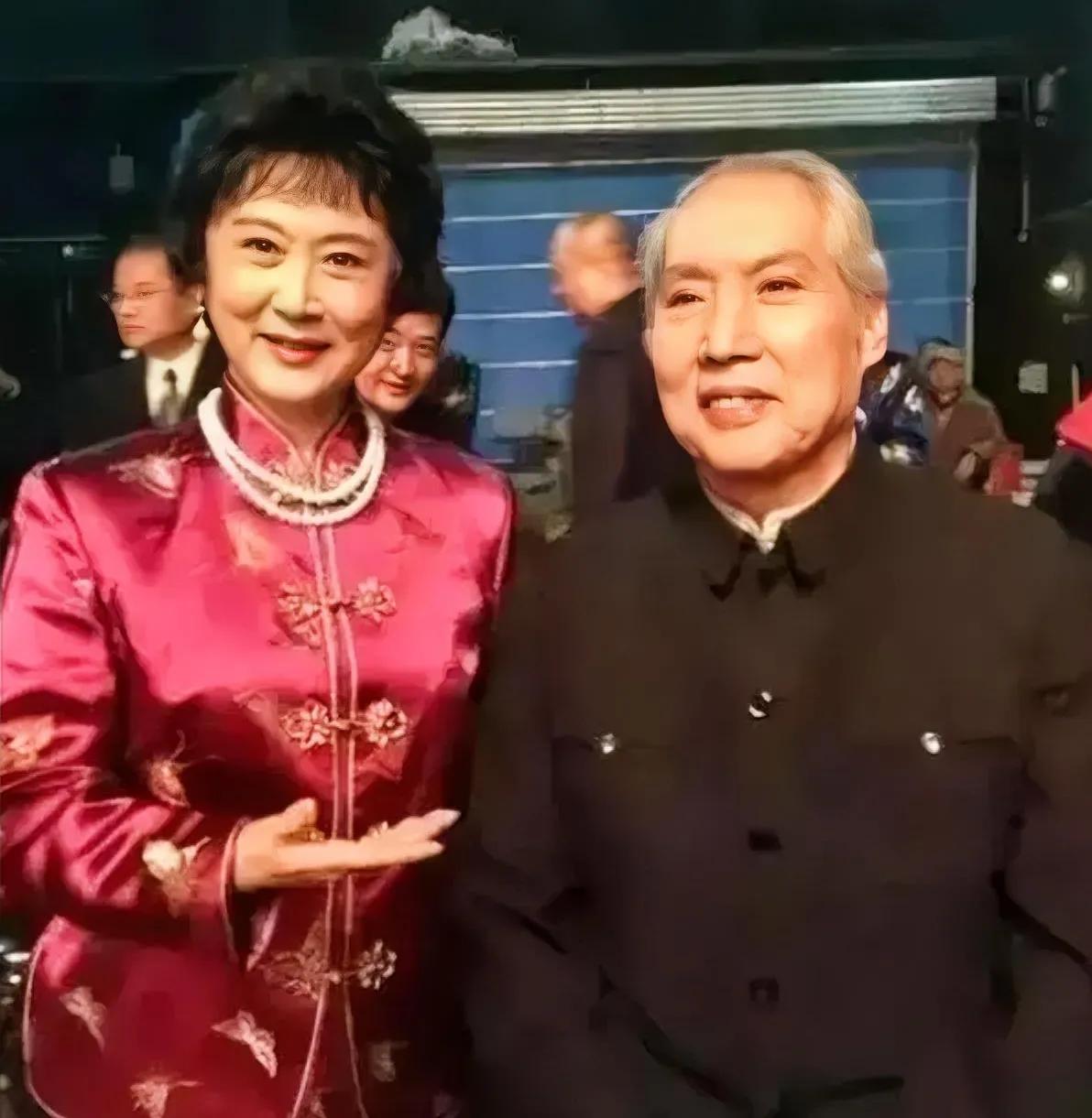 俩人参加活动时的合照，虽已年过半百，但被他俩演活的角色仍依稀可见。《红灯记》中的