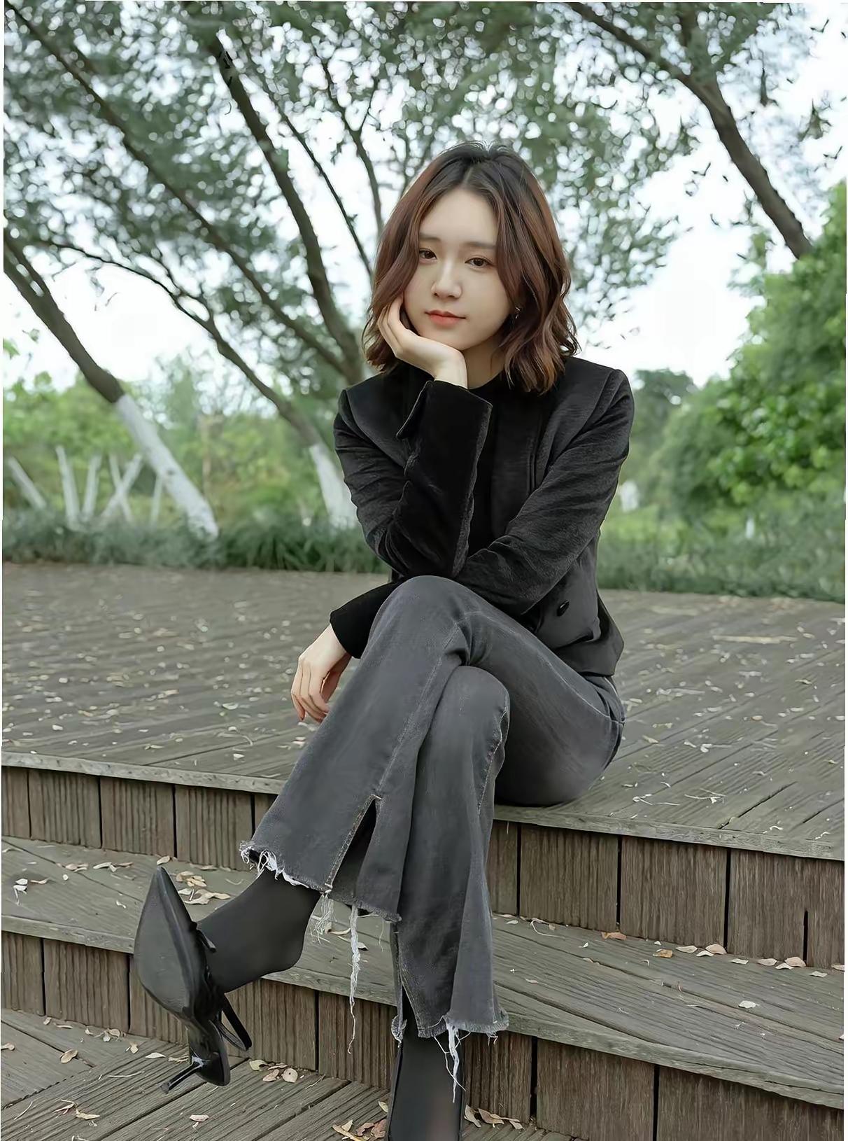 女人如何穿出含蓄的性感?牛仔裤美女的时尚性感，国风旗袍的大长腿如此迷人格子衬衫的