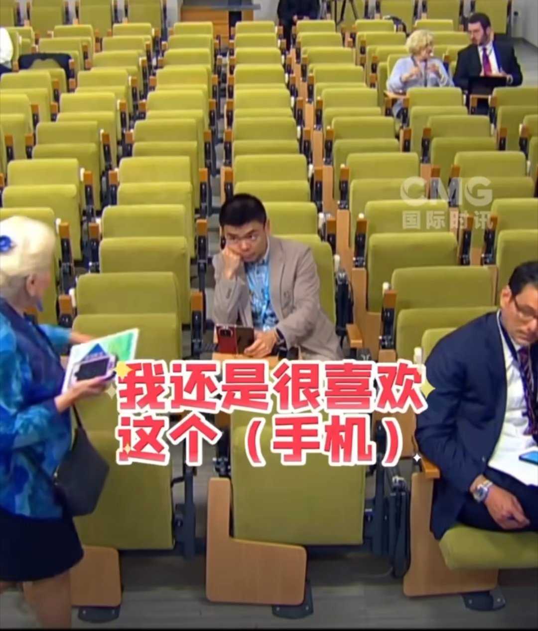 外国记者被中国手机种草了外国朋友可以羡慕的东西其实还真不少。[哪吒使坏]不过看这