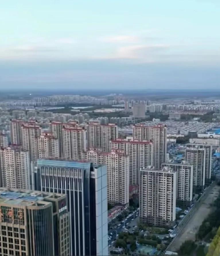 东营也确实是沾了胜利油田的光！


胜利油田带给东营的是翻天覆地的变化，荒无人烟