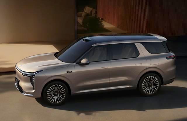 智己LS8官图正式发布，定位中大型SUV，尺寸略小于旗舰LS9。封闭式前脸搭贯穿