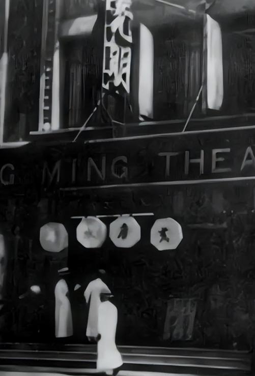 1939年抗日杀奸团到天津一电影院中锄奸，却找不到目标，队长灵机一动，对播放员说