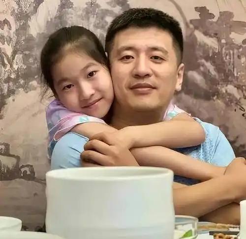 张雪峰以前直播时多次说，要给宝贝女儿赚够这辈子花的钱。那就不用卷学历，可以自由过