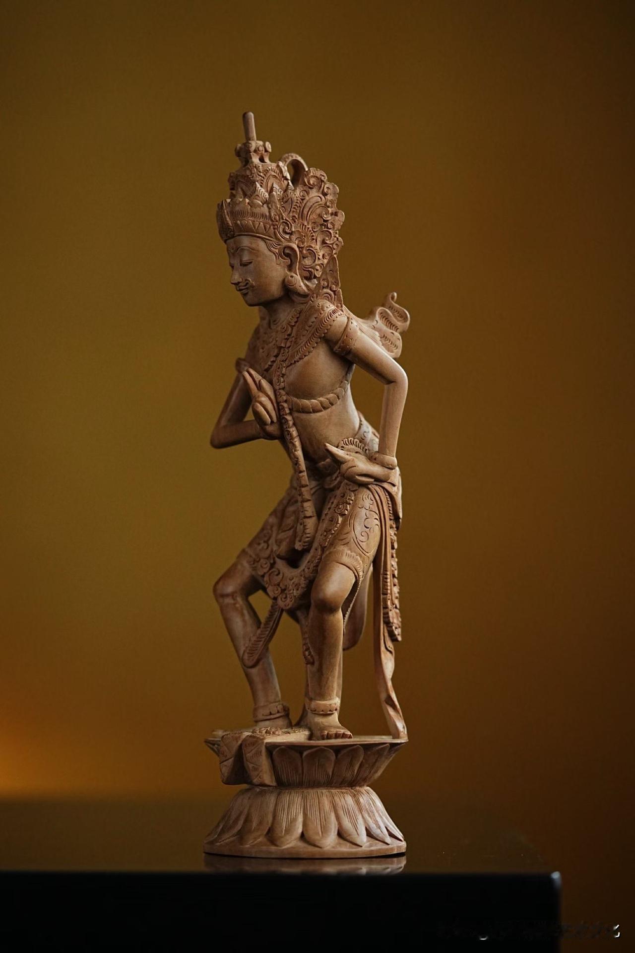 老山檀香｜金刚亥母

有些造像，不是静的，是“在动”的。

这尊亥母，一足踏莲，