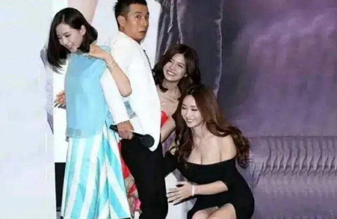 《不二神探》现场照，文章都尴尬了，不过他真是艳福不浅啊[吃瓜]  