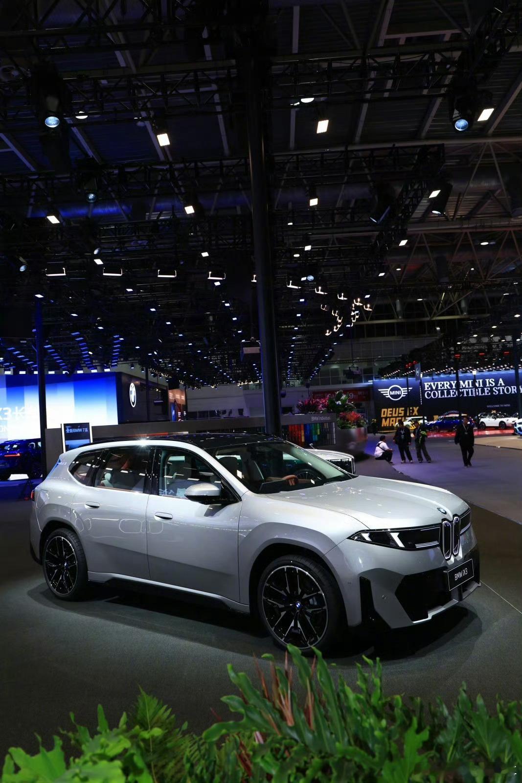 宝马展台人气王竟是TAx3确实是一台好车从品牌力，外观，空间都非常的不错价格也还