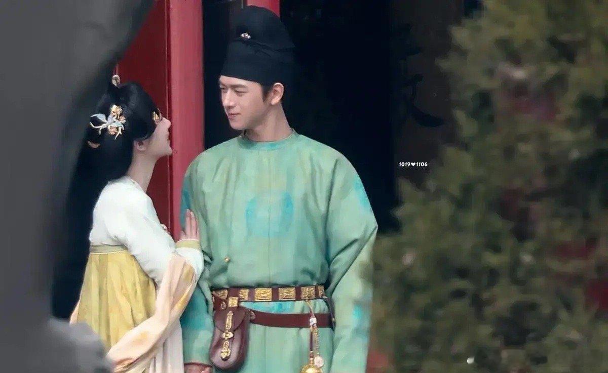 杨紫的《国色芳华》杀青了！好期待她与李现的再一次合作，之前的她与李现的《亲爱的，