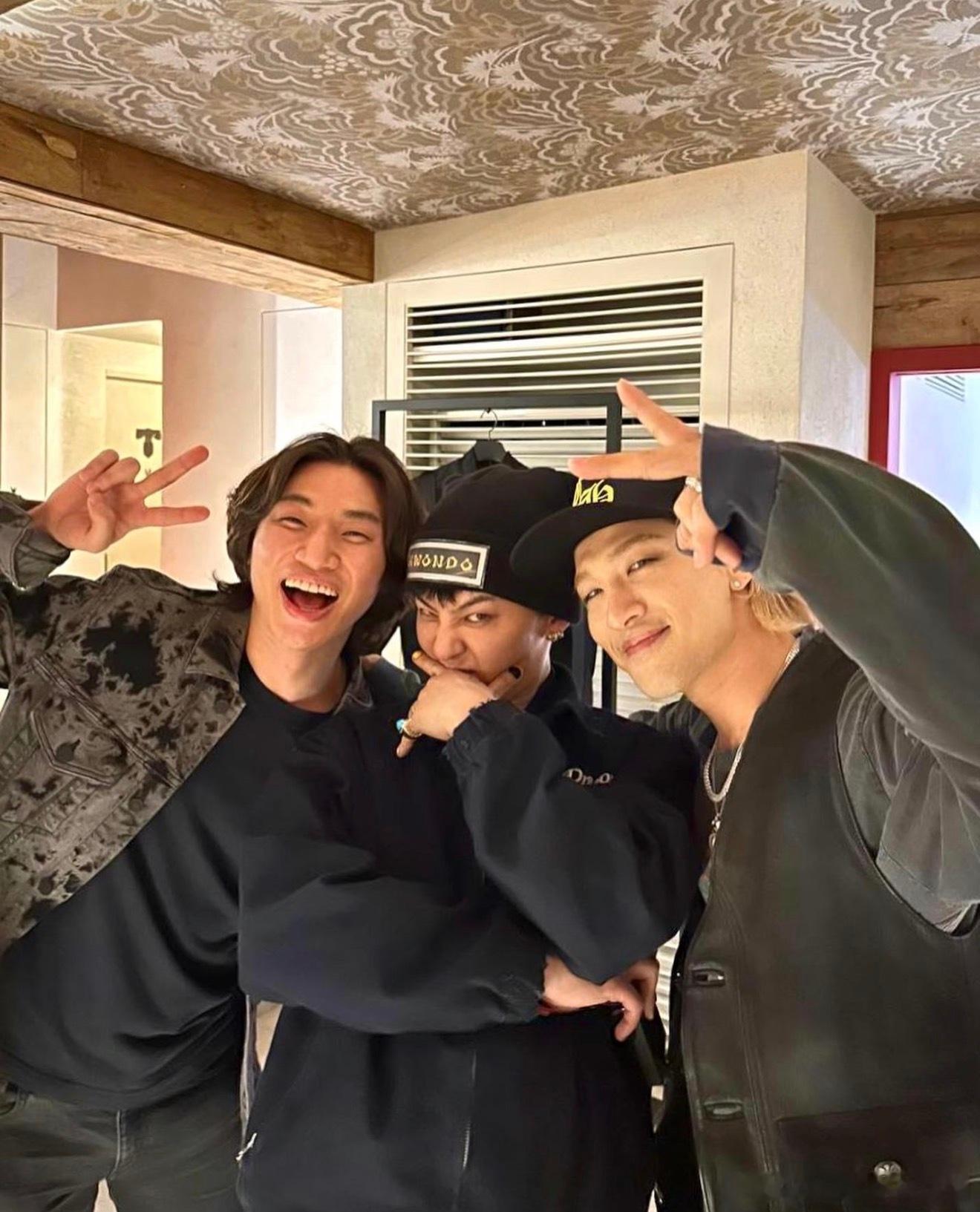 BIGBANGBIGBANG二十周年第一个纪念舞台印着BIGBANG二十周年字样