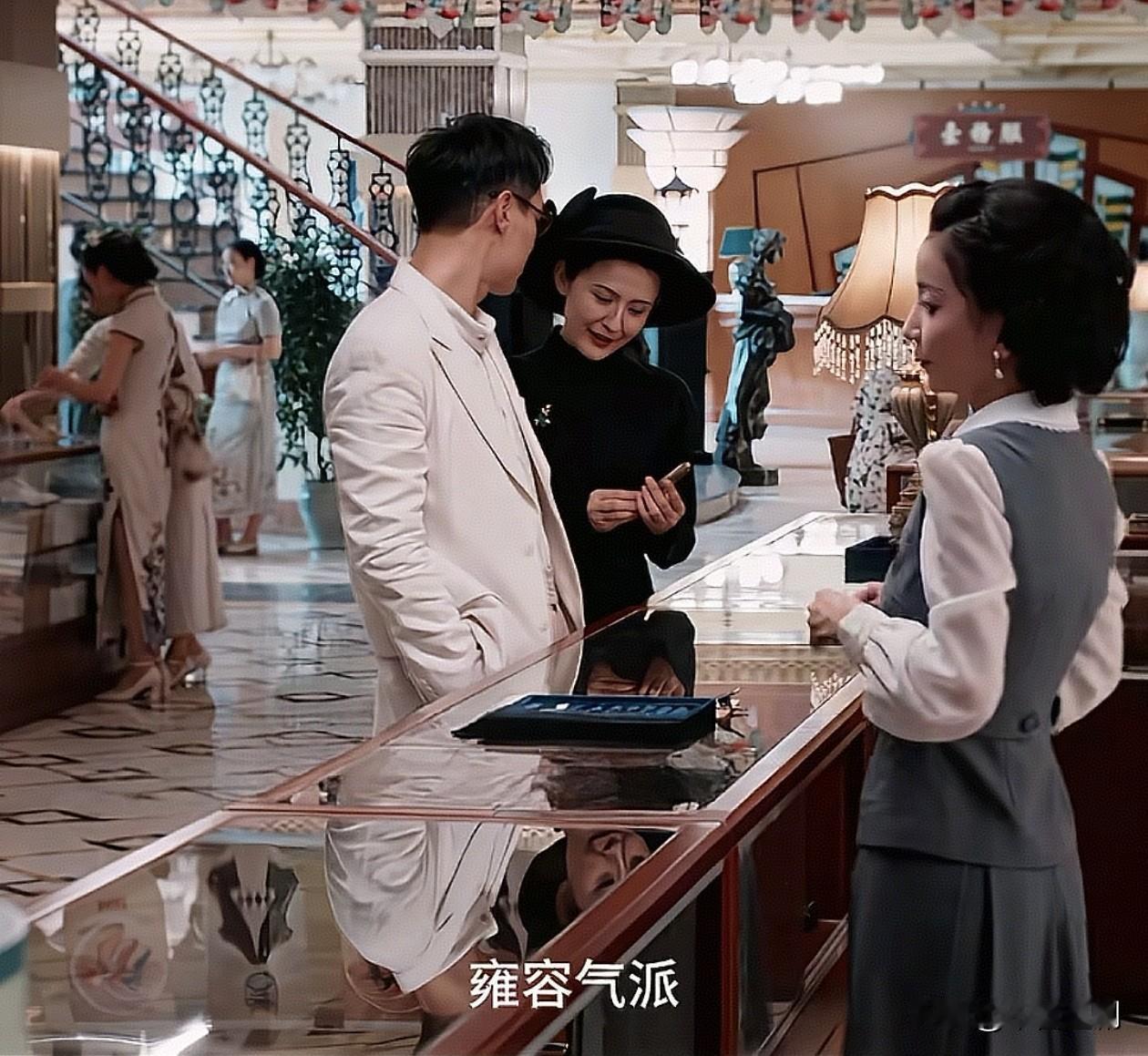 《灼灼韶华》韶华应聘柜姐被拒，换装机智拿下顾客让老板看到，直接当场录用。
另一个