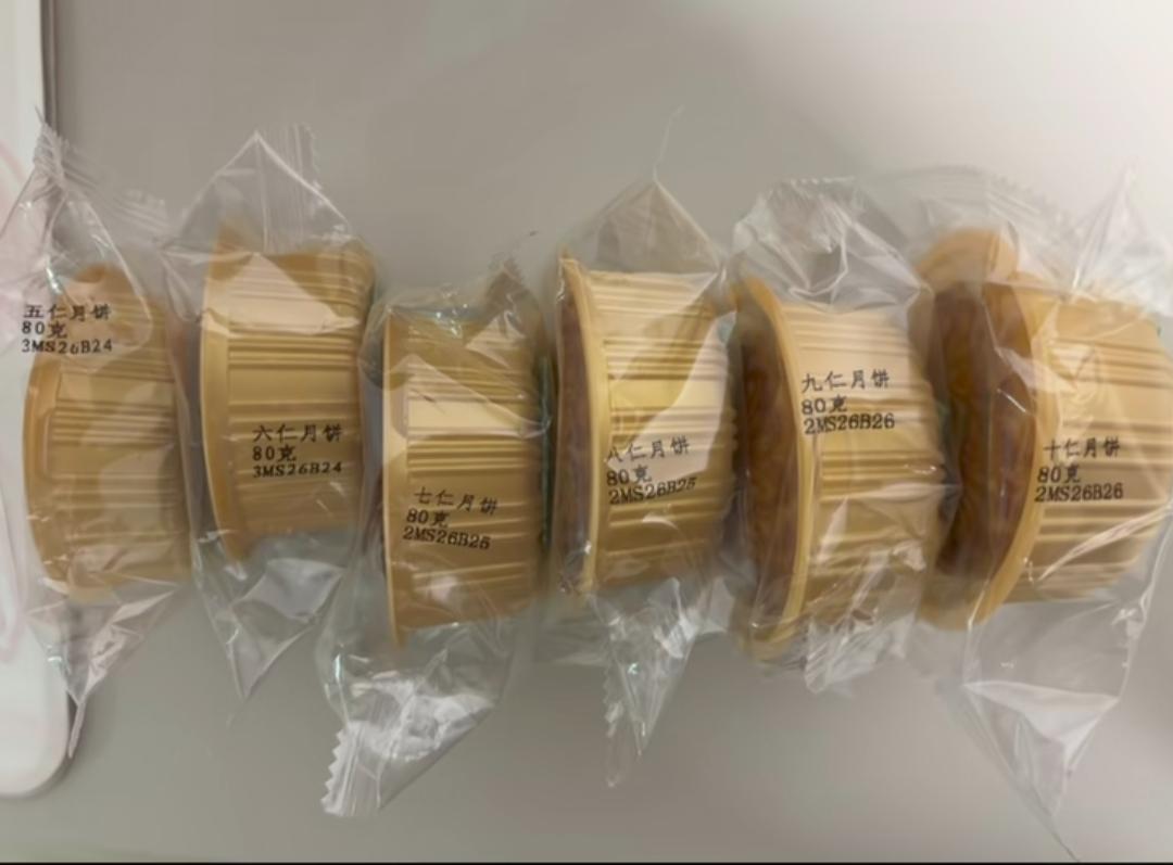 这是哪个公司发的月饼？有亮点啊！
五仁到十仁，这不是EXCEL表格吗？
十仁＝五