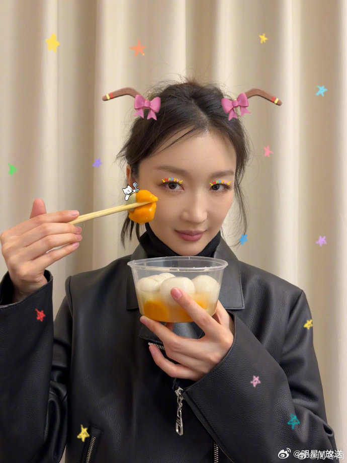 周冬雨元宵节涂鸦四宫格周冬雨祝大家元宵节快乐 周冬雨元宵营业照真的可爱到我了，e