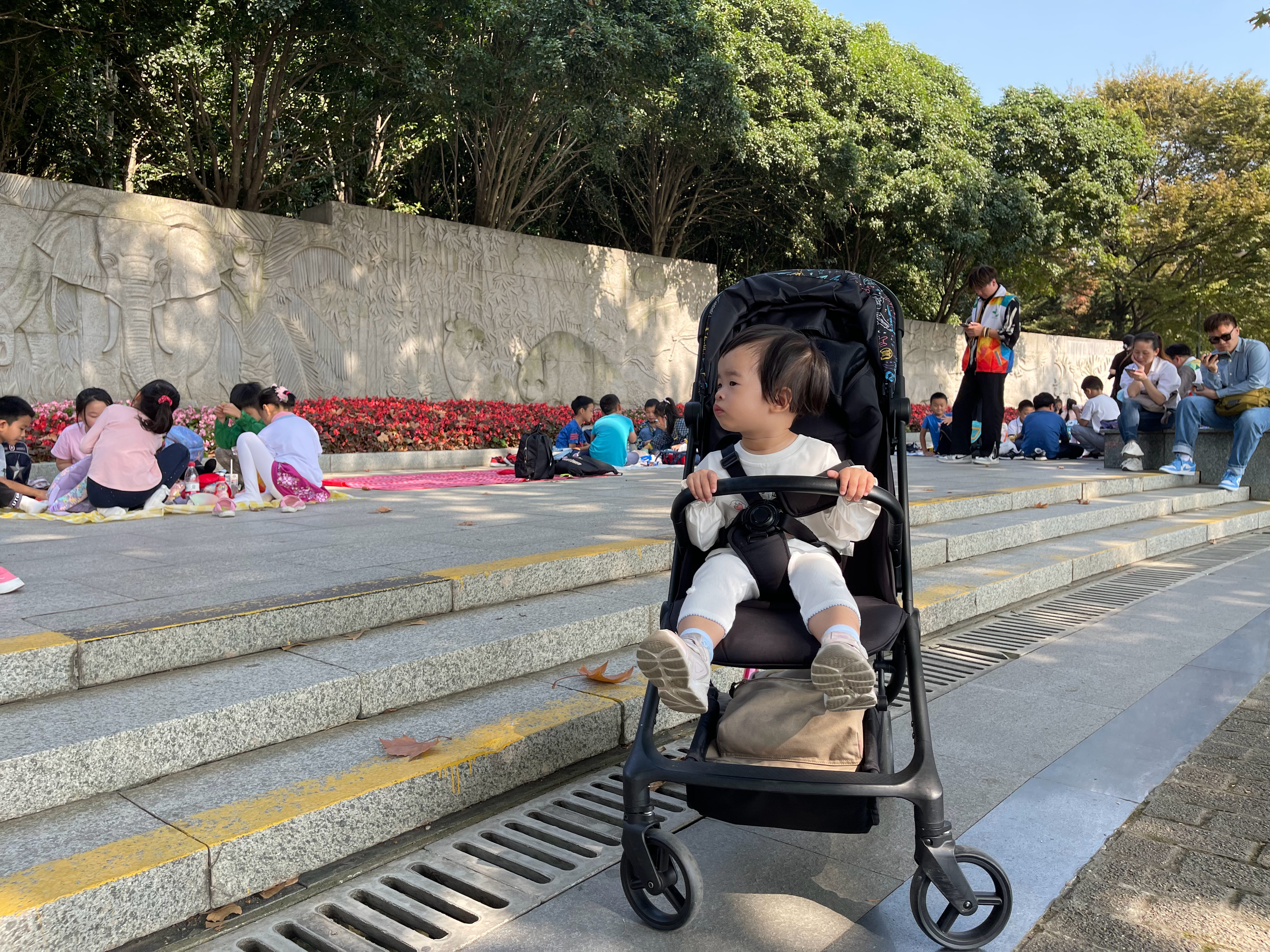 看到小哥哥小姐姐们在秋游，可可子好奇地问：他们在吃什么东西？[笑cry]#可可C