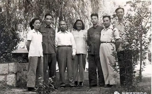 1950年，中国驻瑞典大使耿飚遭到瑞典军官的轻视：“你带过多少兵？”谁知耿飚轻飘