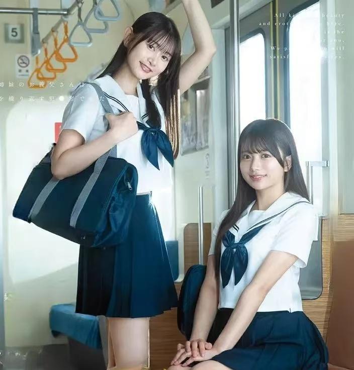 青春少女在地铁上的甜美瞬间，清新动人！💕🚇👸🏻👸🏻