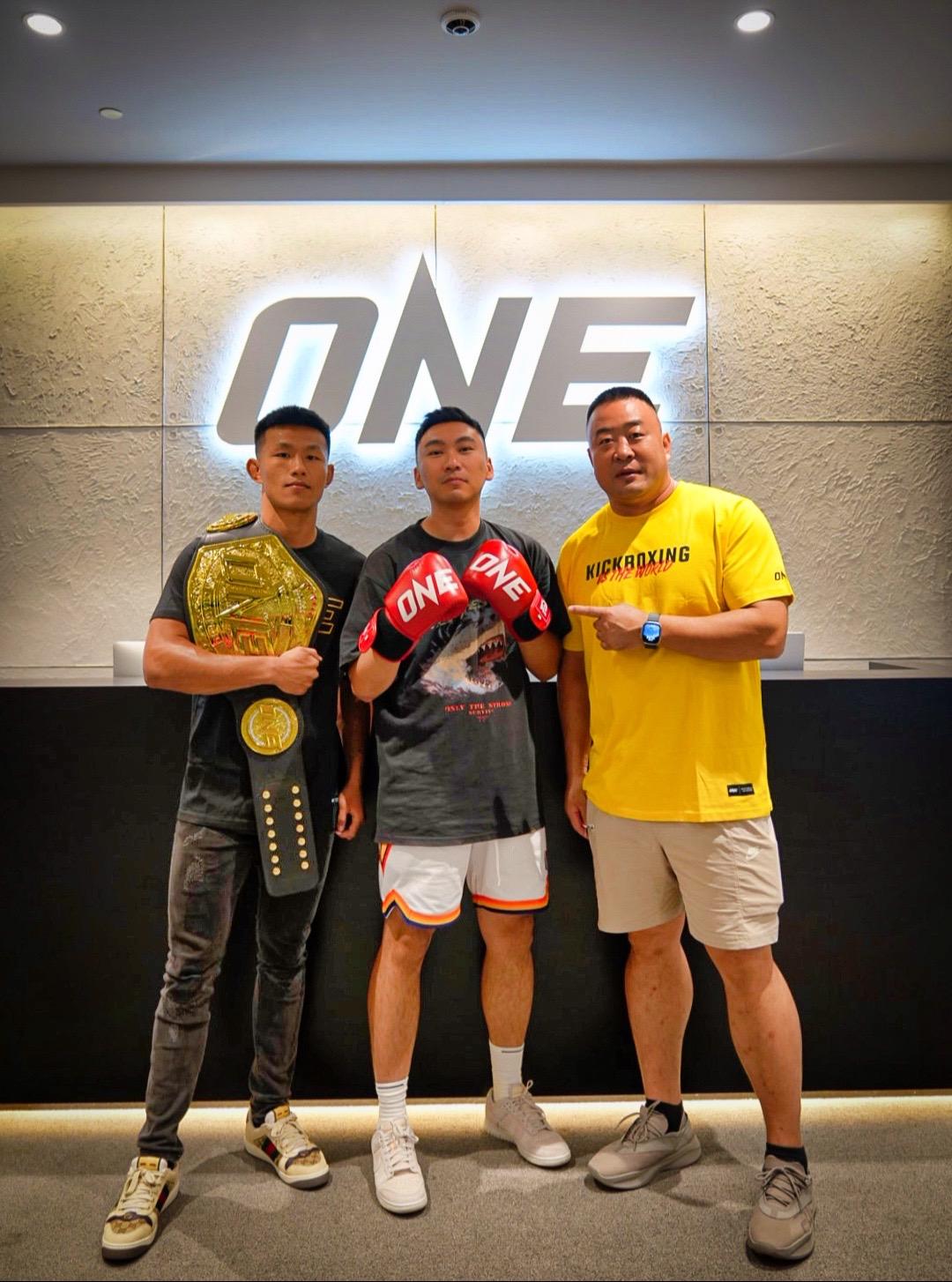 唐凯成功卫冕。恭喜唐凯卫冕成功！🥊
第三回合TKO击败丹勒
成功卫冕ONE冠军赛羽量级综合格斗
🏆世界冠军头衔🏆
唐凯TKO丹勒卫冕世界冠军