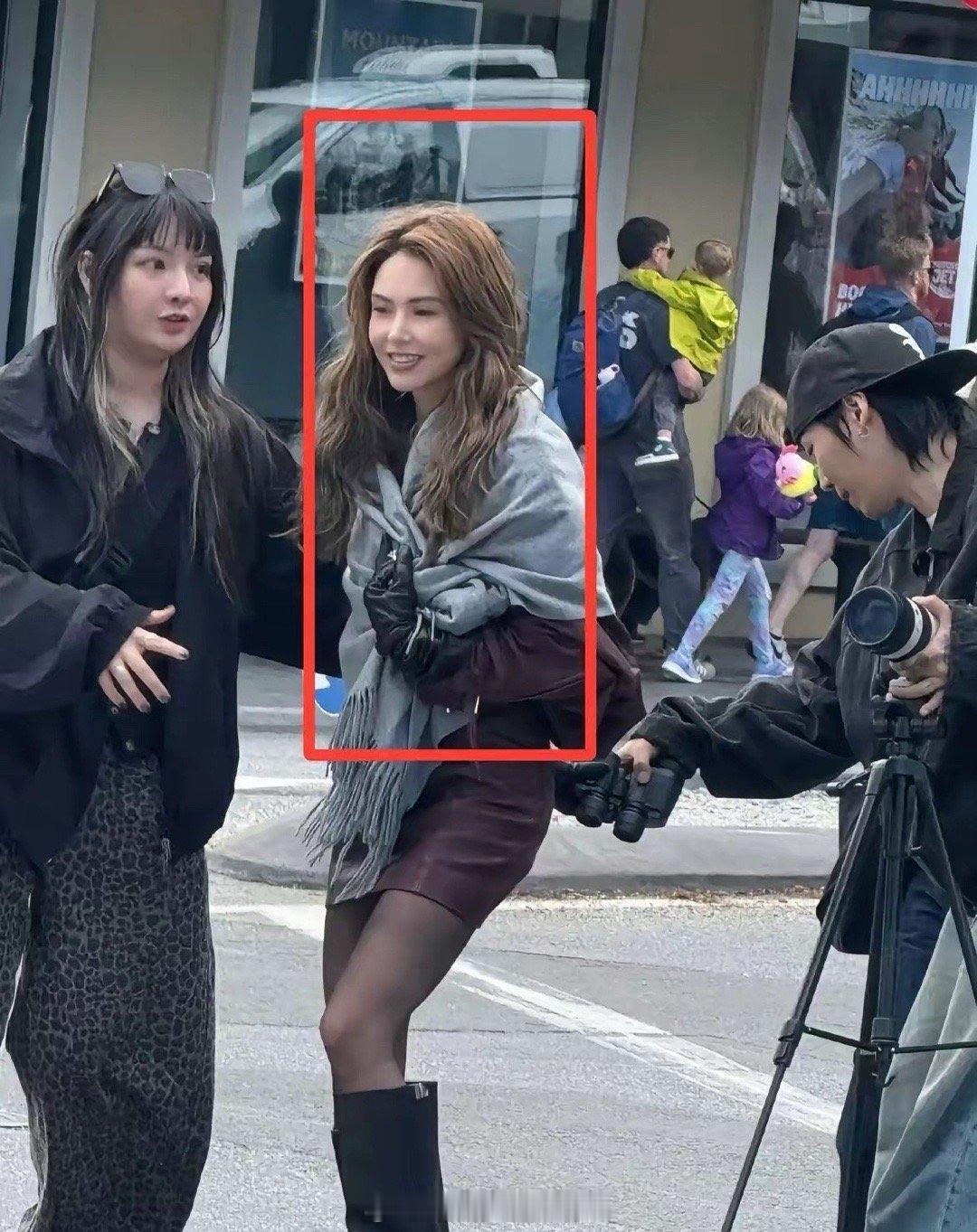 老天呐，差点没认出来，女神现实中居然是长这样子的！ 