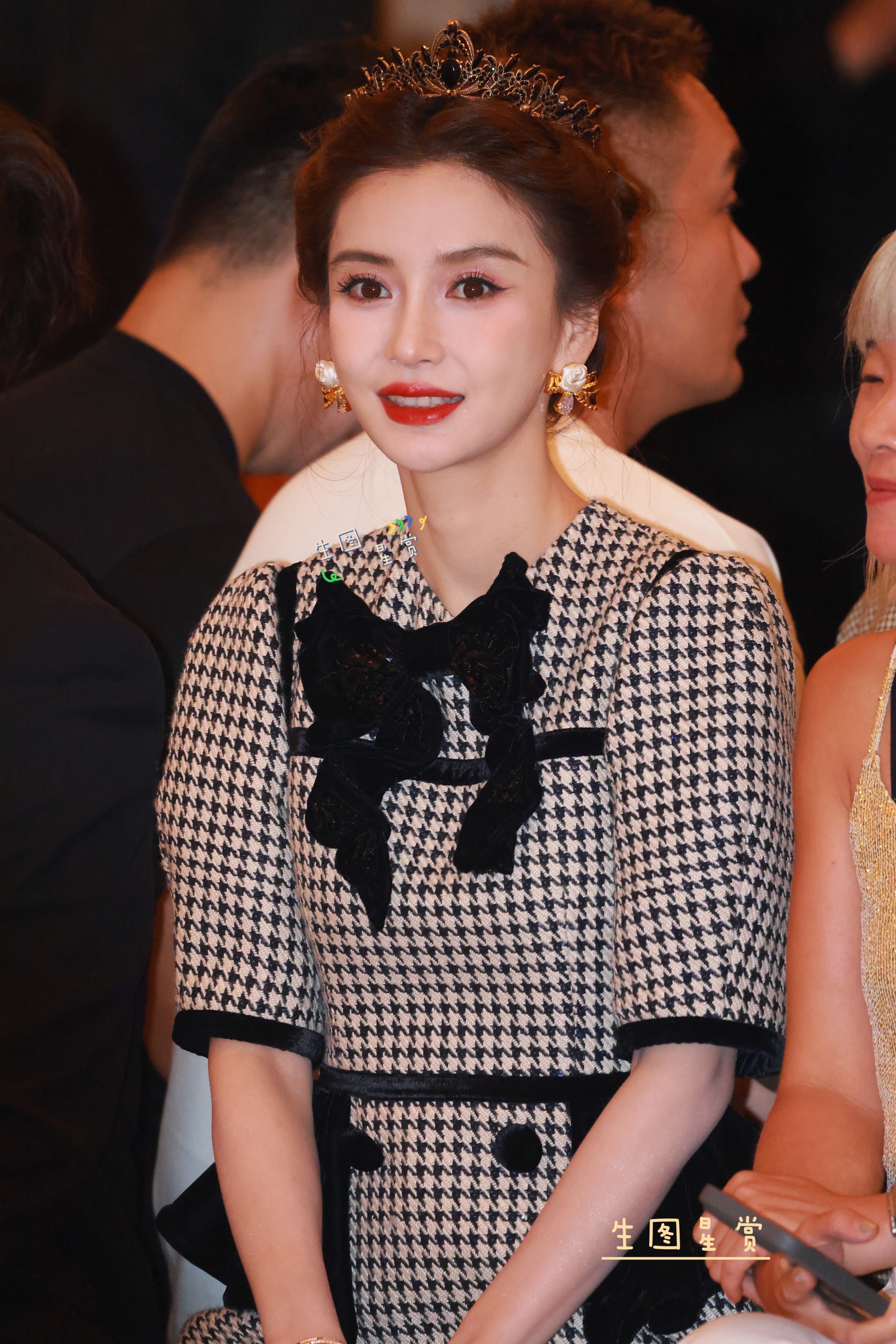 Angelababy上海时装周看秀公主baby稳稳地散发美丽和魅力👸🏻💓a