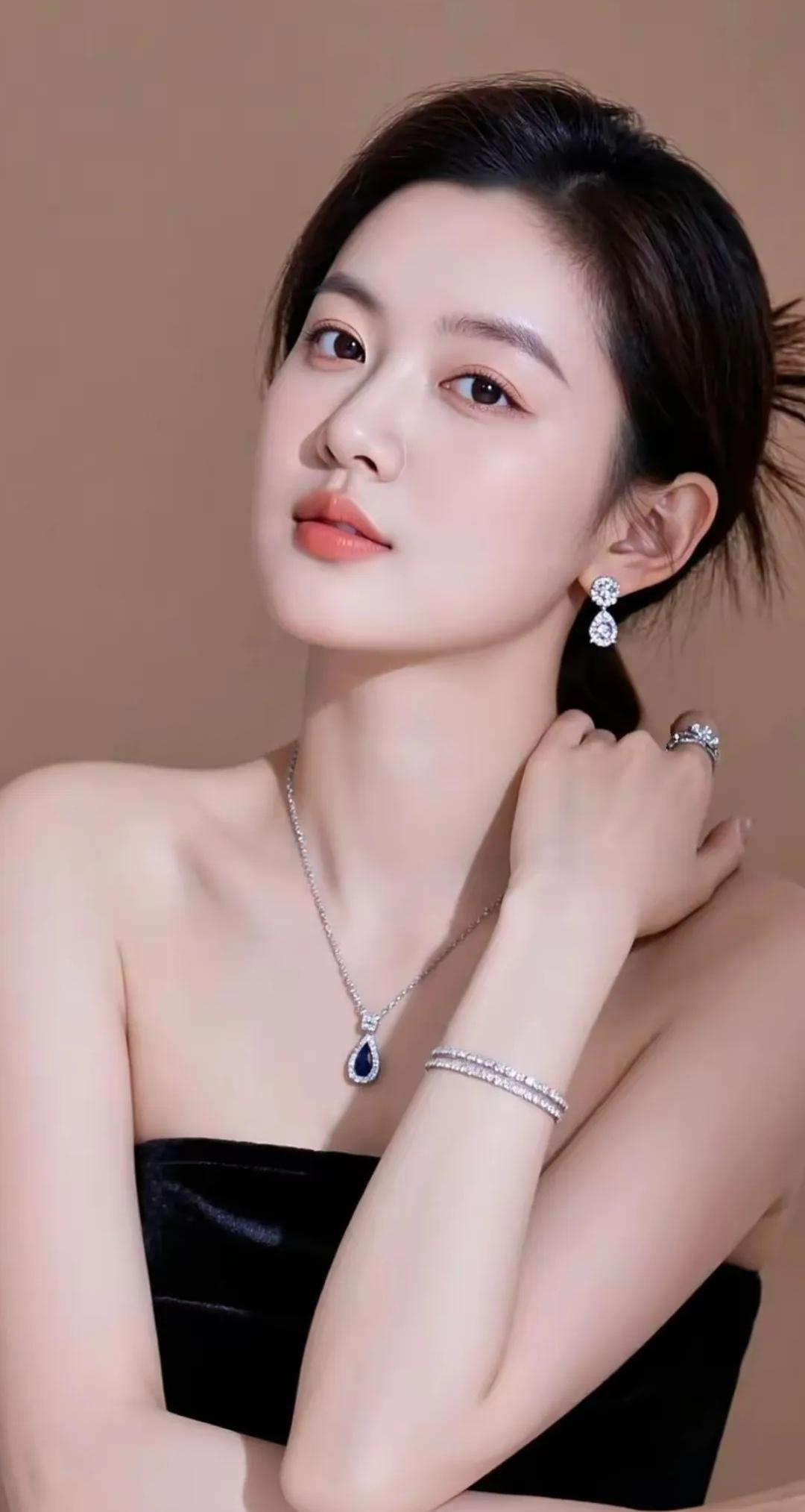 玉佩轻摇，美人如画。