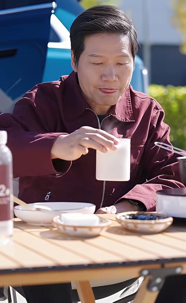 雷军在澎程N70旁喝着自制烤奶，吃着饼干，真的不要太惬意了 ​​​