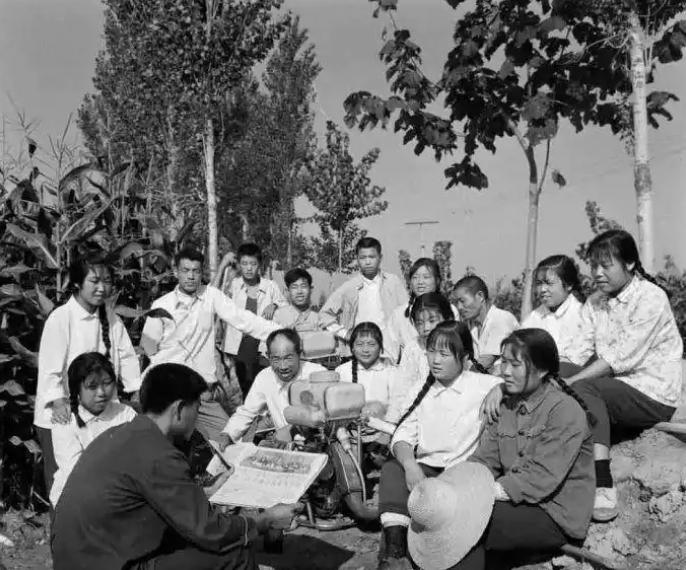 1977年，下乡青年刘小勇考中了大学。动身前那个晚上，17岁的王爱娟抹着眼泪敞开