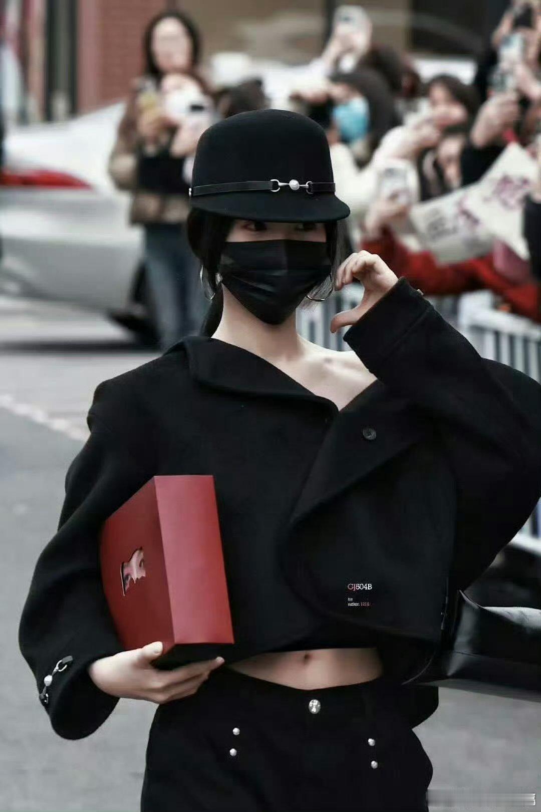 拿到虞书欣新专的我太得劲了 实物的质感比宣传图还好 特别是小卡的印刷效果 在光线