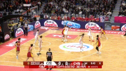 同样作为王治郅的弟子，中国女篮的中锋韩旭简直是让男篮的小伙子们无地自容，看这内线
